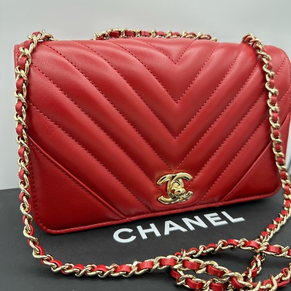 This is a 100% authentic CHANEL Calfskin Chevron Small Flap handbag in 19A Red. - Picture 3 of 16